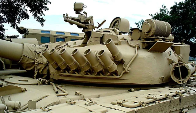 一輛安裝眩目器的伊拉克T-72。