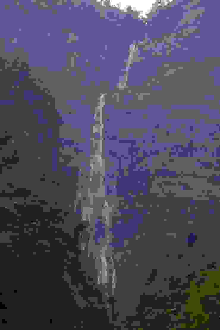 豐水期的蛟龍瀑布是一座水是浩大的震撼瀑布，但到了枯水期，就成了一片落差達400米以上的巨大岩壁。Johnny.sj6135, CC BY-SA 3.0, via Wikimedia Commons