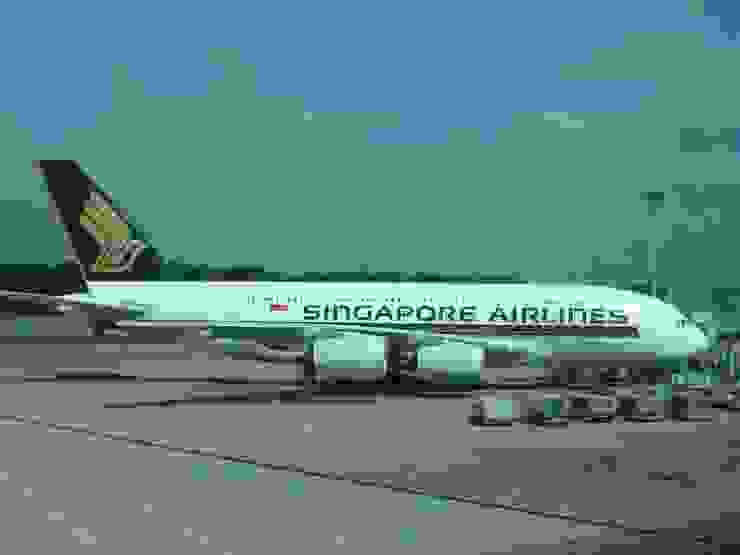 這是停在新加坡樟宜機場的新航空中巴士A380型客機!