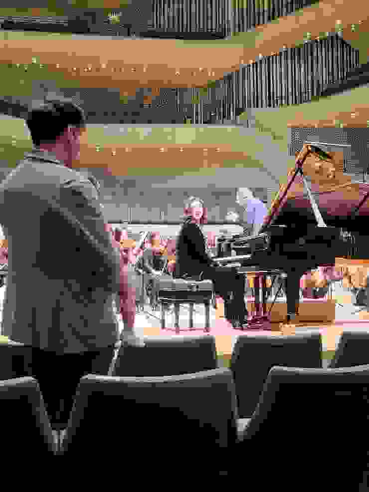 女性鋼琴家經常被詢問到如何平衡音樂事業和家庭，近期和國家交響樂團巡演的法籍喬治亞鋼琴家卡蒂雅．布尼亞季什維莉，就示範了如何邊帶娃邊巡演，舉手投足之間都顯露著母愛。