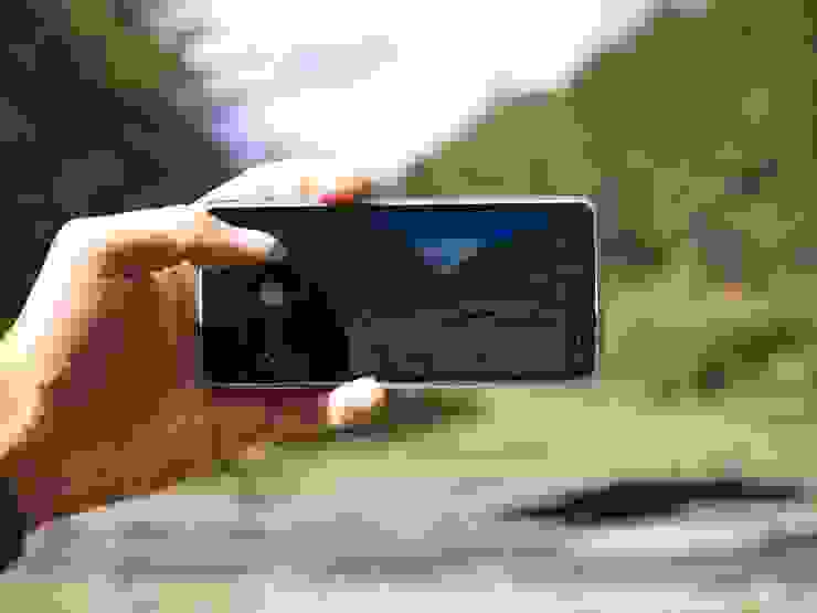 單手使用SHARP AQUOS sense8浮動式快門拍照，畫面是卑南東稜名點「溜熊谷」。  所以這支手機直出不修圖的效果到底怎麼樣呢？就請各位朋友從下一張開始慢慢感受囉！