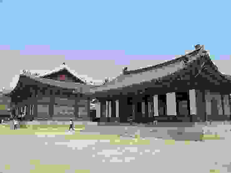 勤政殿後方的思政殿，為朝鮮君臣平日議政、商討國事的主要殿閣，東側萬春殿，西側千秋殿
