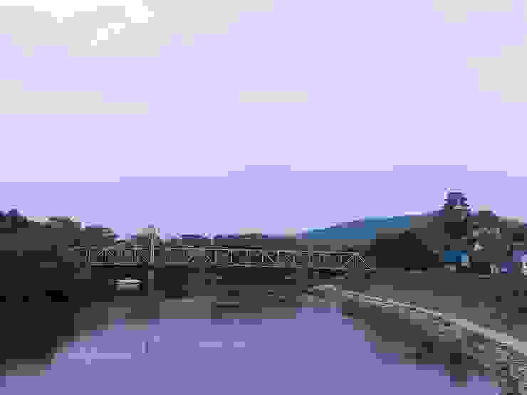 右方是岡山城，跨過月見橋，就到了岡山後樂園南門