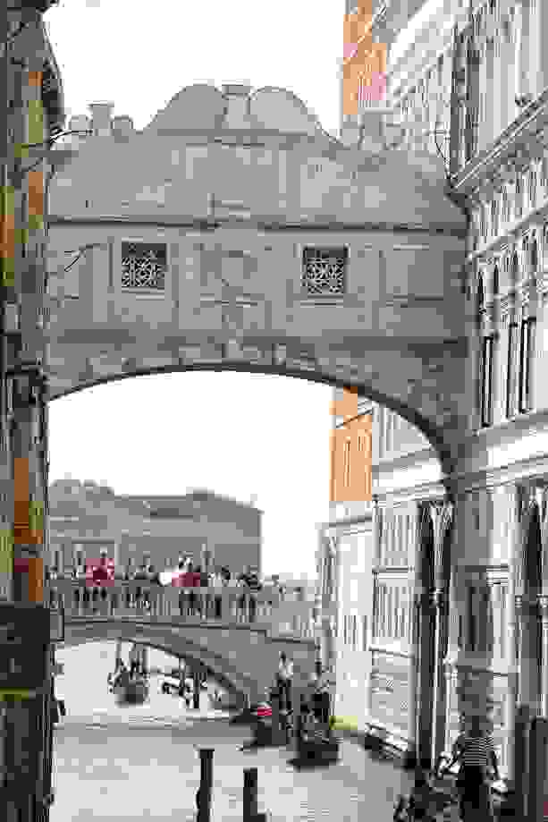 圖文不符之威尼斯嘆息橋；橋右方建物是總督府，左側是監獄。站了許多人的是麥桿橋（Ponte della Paglia），更後方的是聖喬治馬焦雷教堂（Abbazia di San Giorgio Maggiore）。