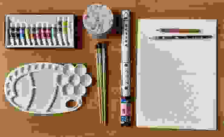 幼兒友善版畫製作工具如下（由左至右）：水彩用具、小扁鐵盒、書畫用紙、珍珠板和鉛筆。