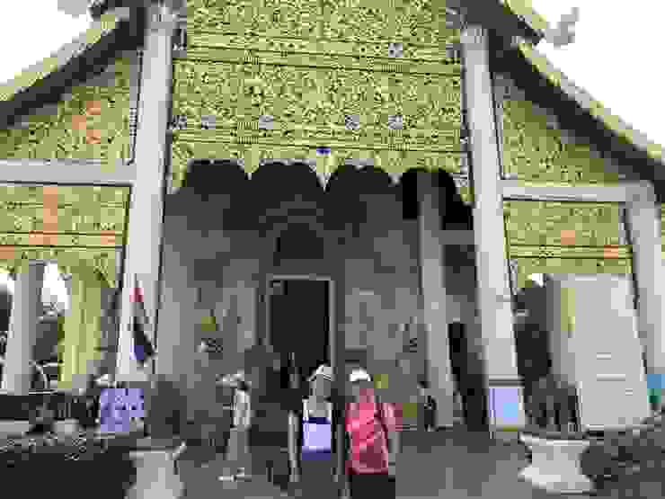 泰國的廟宇門口都會有守護神，這裡是由兩條金蛇來守護