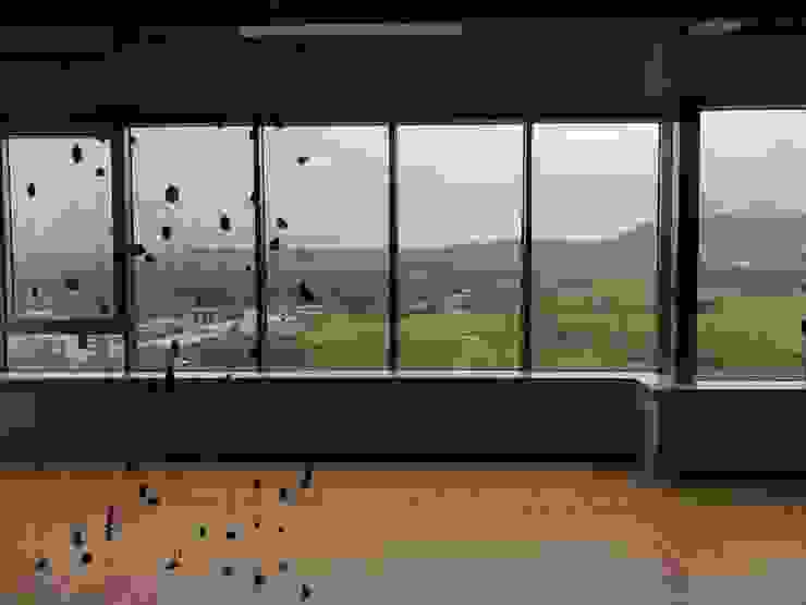 【圖1】楊季涓作品《下雨了》與窗外關渡平原。攝影｜作者