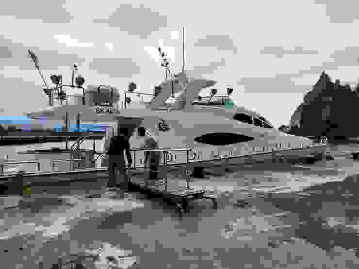 下午五點半準時上船返回基隆本島，工作人員忙著架設上船走道