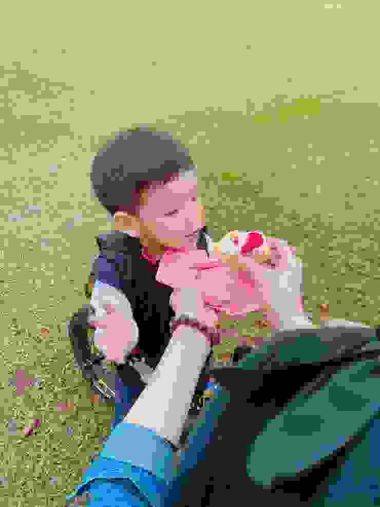 孩子在草皮上玩耍，品嚐著初春湧現的粉紅泡泡的甜點，這畫面是一種甜蜜的感受。