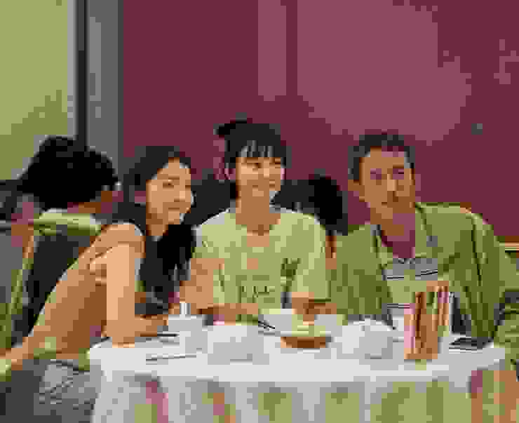 林覺民晚年和兩個女兒同坐一張桌子用餐，有些許尷尬地留下了三人的合照。沒有直白的道歉，也許這樣的相遇，就是最好的和解。來源：《但願人長久》電影海報