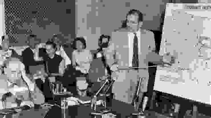 參議員約瑟夫麥卡席（照片中右側在地圖版前者），於1954年06月09日對律師兼演員的約瑟夫N韋爾奇（左側扶額者）進行訊問；當中韋爾奇反問麥卡錫是否還有良知，被認為是麥卡錫主義開始風向轉變的開端