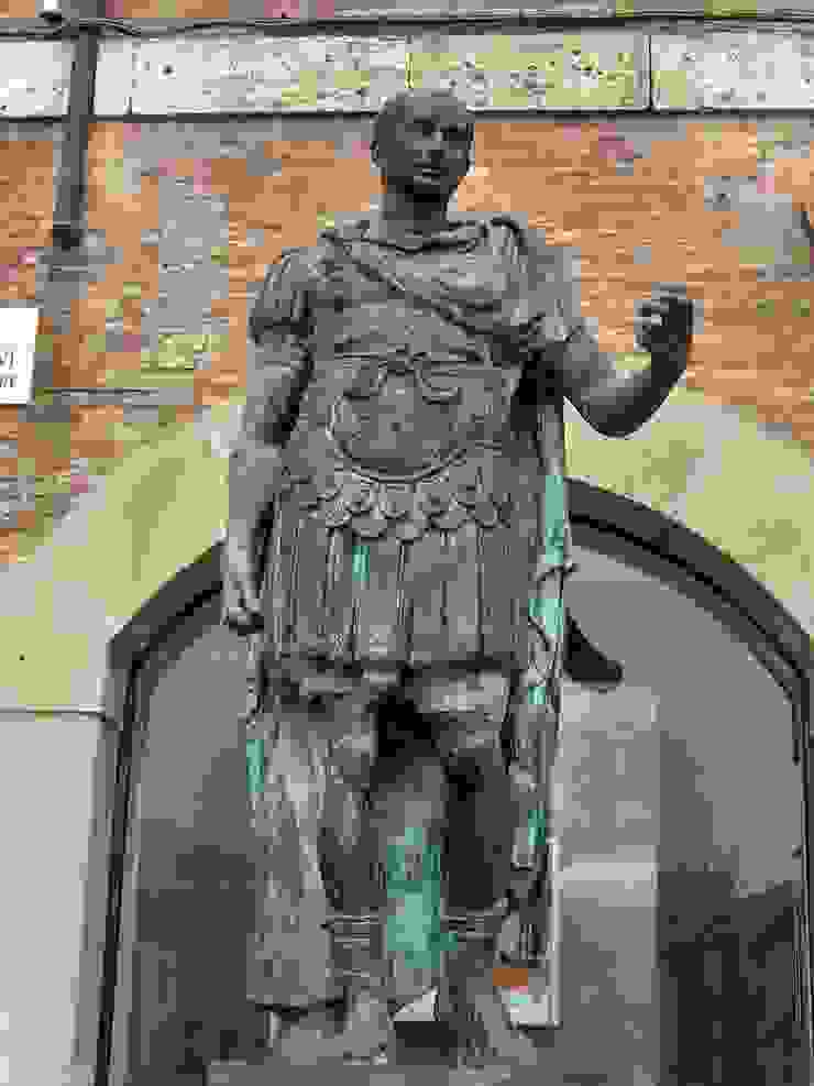 【附圖：Modern bronze statue of Julius Caesar, Rimini, Italy. / 圖片採自 Wikipedia】