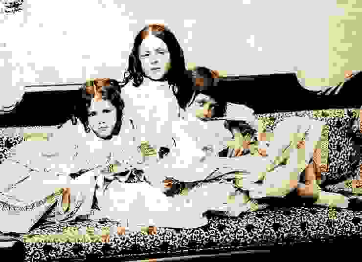 卡羅拍攝的利爾三姊妹 (1859): 右邊的是愛麗絲德