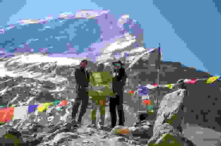阿果、元植與我，在道拉吉里西北稜山肩下與百岳旗、十四峰旗的合照。