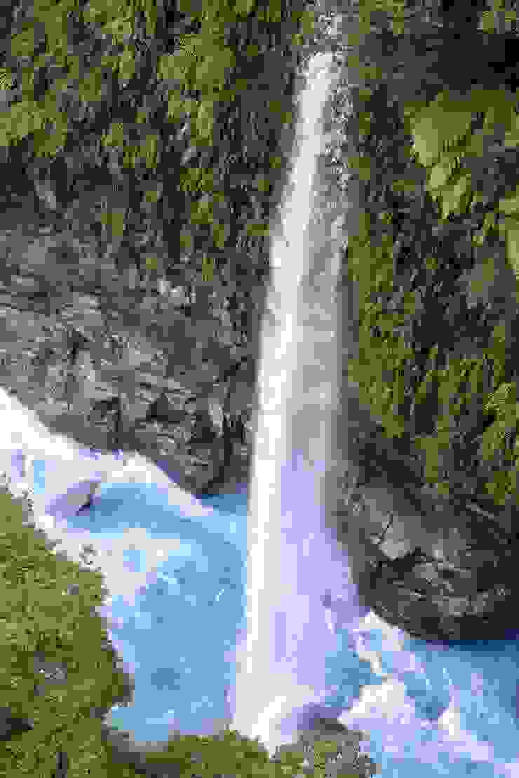富源瀑布轟隆作響的流水，從山壁上朝著富源溪谷傾瀉而下，是遊樂區內最壯觀的自然景致