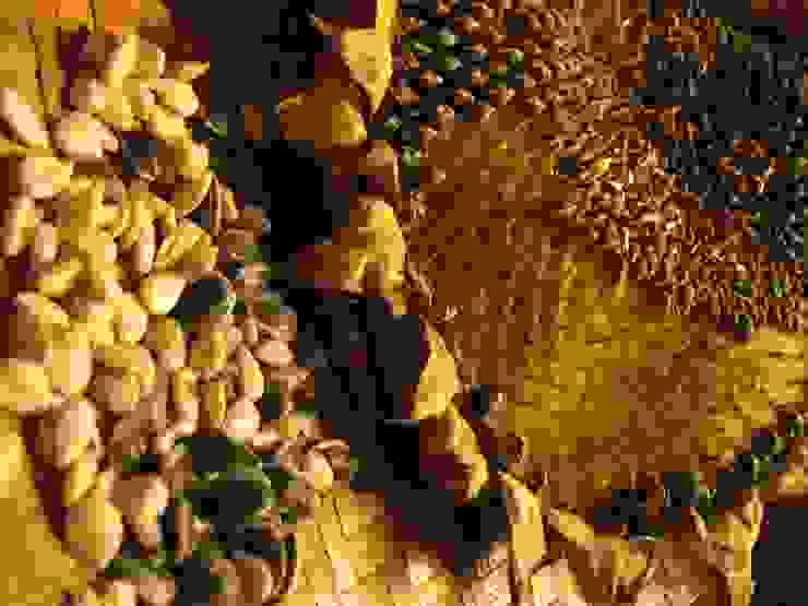 有如蜂巢般一般緻密的向日葵花盤。 費氏數列也好、黃金比例或黃金角度也罷，都是為了讓花盤內結出最多數量、與富含油脂營養的葵花籽，大自然還真是一個最精於算計的大師！