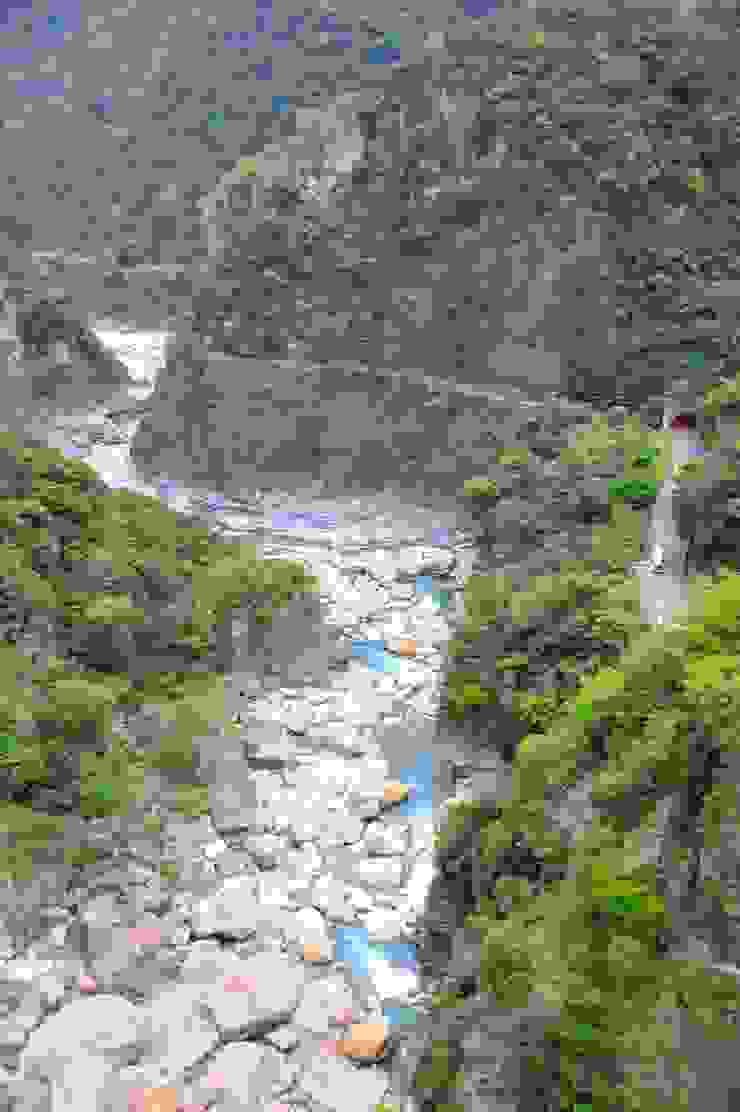 【鏤水雕壁下瞰一百五十米，立霧溪中橫公路若離若倚。山月吊橋東側景色。】
