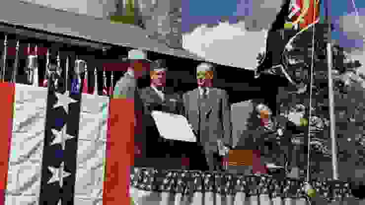 1945年10月16日於洛斯阿拉莫斯舉行的「陸海軍傑出生產獎頒獎典禮」，照片中由左至右為奧本海默、萊斯利葛羅夫斯、加州大學柏克萊分校校長羅伯特高登史普羅爾