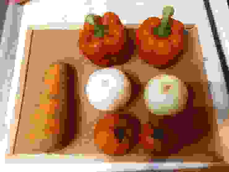左邊是帶土紅蘿蔔，右邊由上往下依序是紅甜椒、哈密瓜、牛番茄。