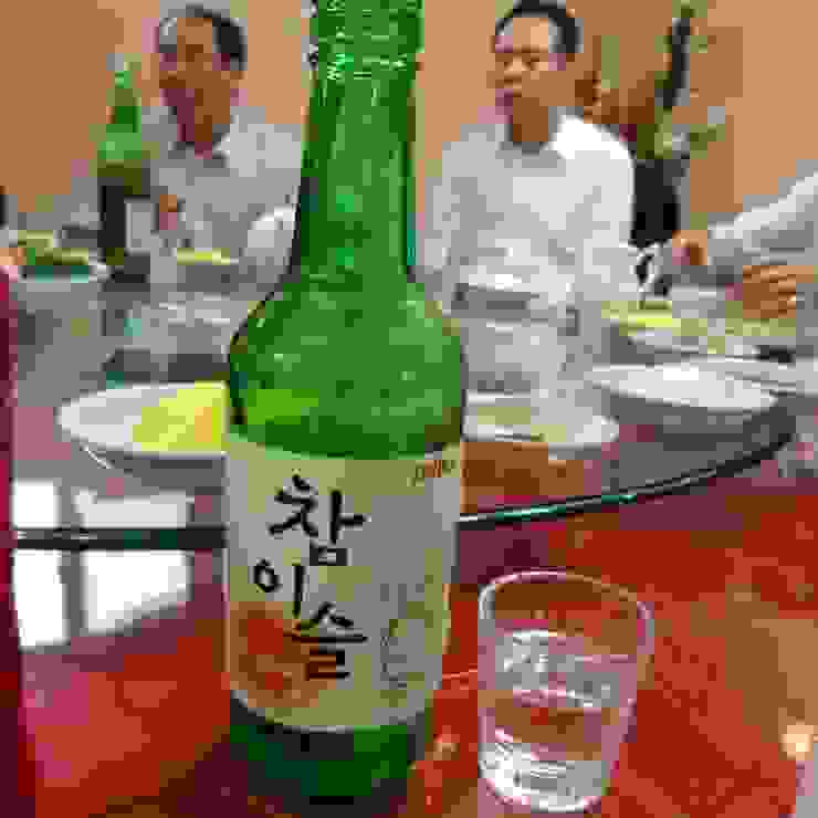 原味真露是韓國最受歡迎的燒酒，質地透明，喝起來寡淡，口感柔細，甘甜不刺舌