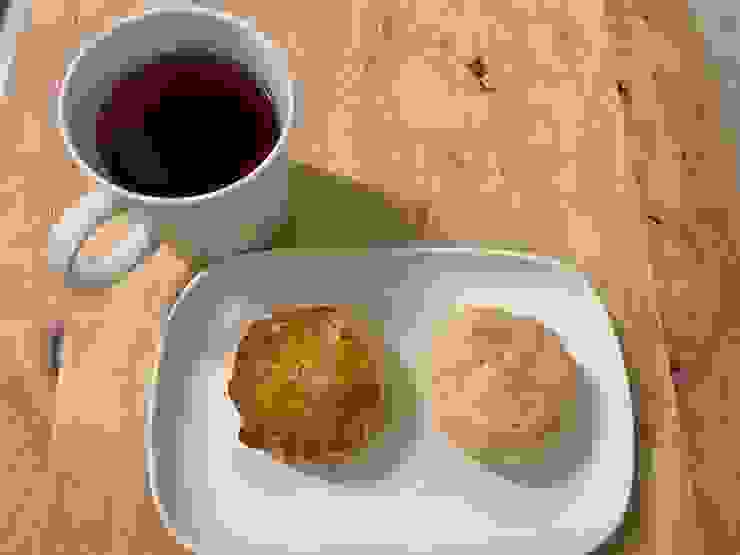 木溪司康（左：起司、右：蘋果肉桂）搭配無糖紅茶剛剛好。