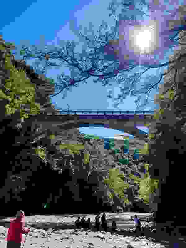 在仁壽橋的下方，由下往上看美麗的藍天。
