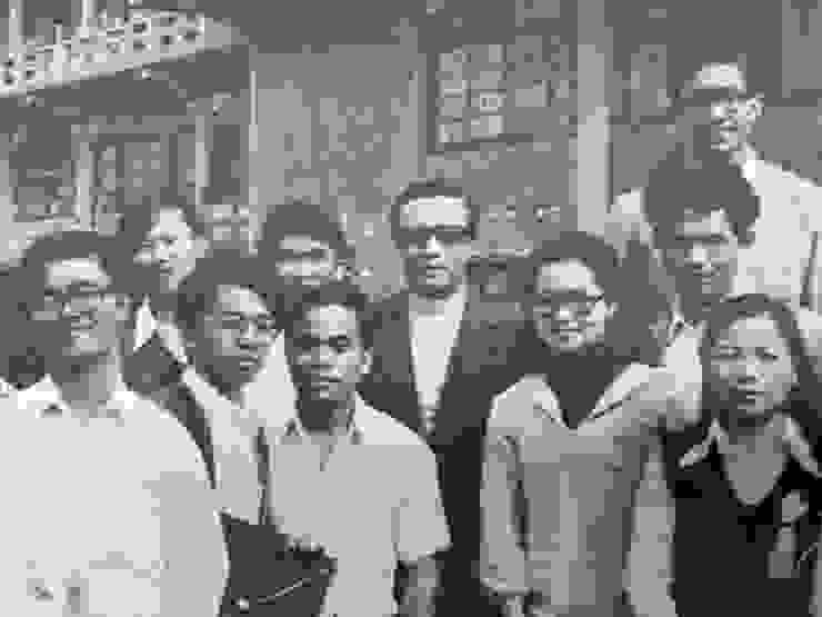 1977年與學生攝於華岡