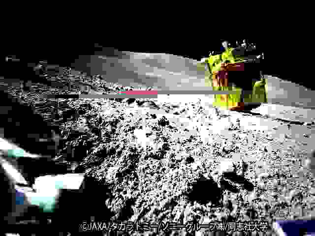 透過小型機器人SORA-Q拍攝的SLIM照片可以看到登陸器呈現倒頭栽的樣子，神奇的是在電池充電後一切機能又正常運作