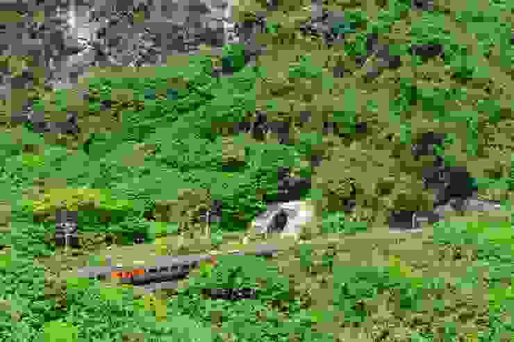 【觀景台左近可俯瞰北迴線清水隧道，正好一輛列車經過。】