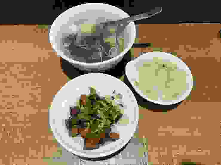福泰飯桌第三代，虱目魚皮湯、肉燥飯、扁魚白菜。