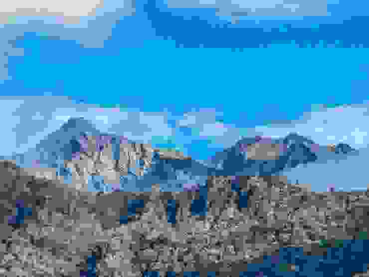 左：中央尖山3698M。右：中央尖山東峰3581M。陽光照中央尖山的岩壁上顯得冷峻，高不可攀。