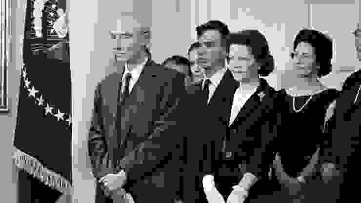 奧本海默與妻子凱薩琳一同出席在白宮舉行的費米獎頒獎儀式