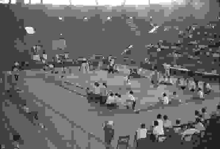 1960年代市立體育館內舉行柔道比賽之景象（©高雄市立歷史博物館）