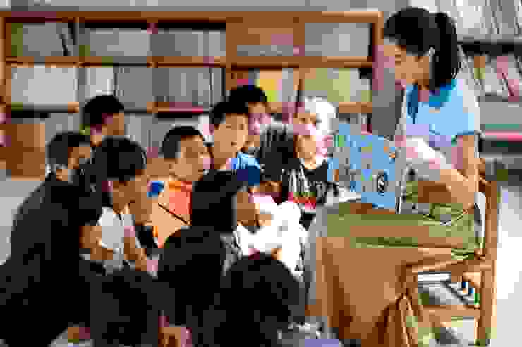 隋棠走進校園說故事給孩子聽。