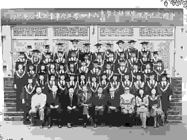 1976年與中國文化學院中文系文藝組應屆畢業生合影
