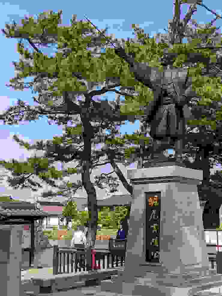城外樹立堀尾吉晴的雕像，為出雲國松江藩藩主
