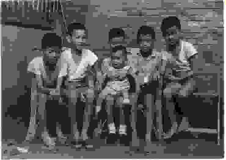 【來張懷舊照片，左一JB、左二道成，其餘為JB的3個弟弟及另一同學老莫，約攝於JB小四時(1969)。】