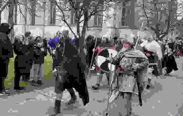 維京人節 (JORVIK Viking Festival)的遊行隊伍。