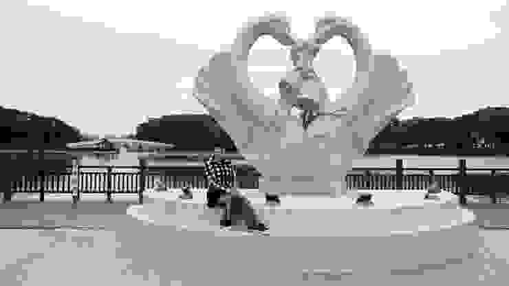 恩愛天鵝意象雕塑和湖中心拱橋