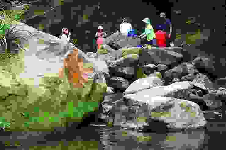 10:50扺達小鬼瀑布(人群前方)，有一隊山友正在瀑布旁用餐，避開人群，由左邊岩壁至瀑布上方。