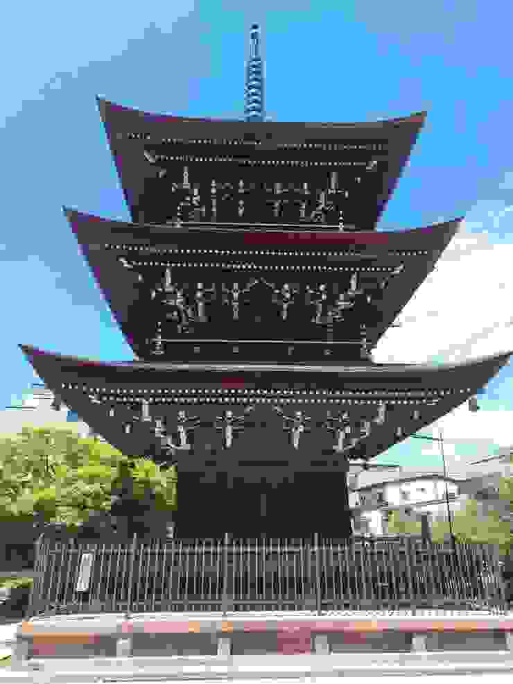 聳李在高山市區內的三重塔，高22公尺，是岐阜縣指定的重要文化財