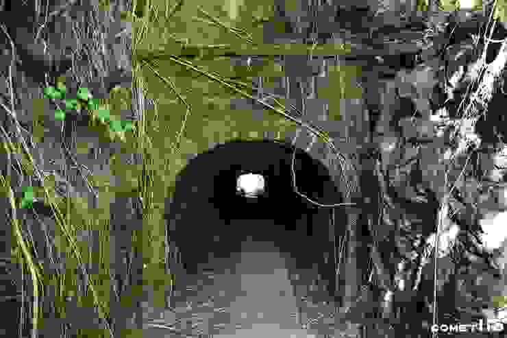 琉榔腳觀光步道上的唯一一座隧道在地塹之中，內部的石階隨坡度陡下(攝於2023.9.)