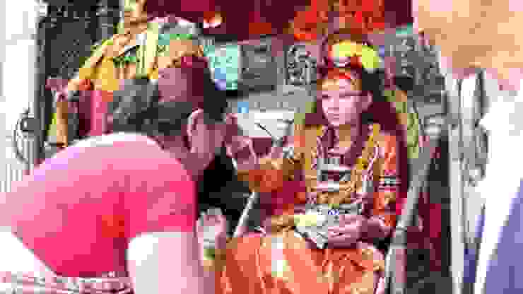 庫瑪麗正在為信眾點上紅色的硃砂痣提卡。圖源：BBC