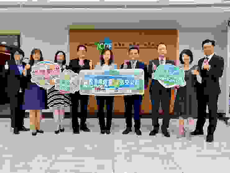 ▲台灣東洋捐細胞流感疫苗予國合會。(中間左一)台灣東洋總經理侯靜蘭；(中間右一)國合會秘書長李朝成。(圖/台灣東洋提供)