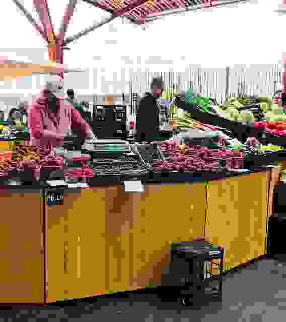 中央市場入口處的水果攤