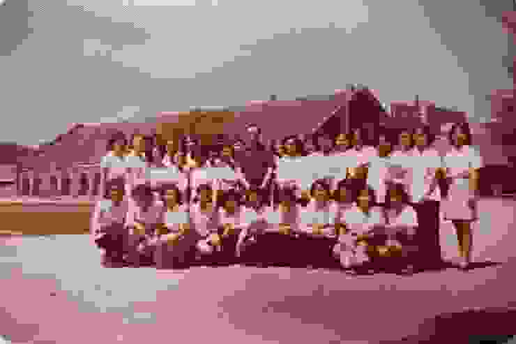 1974年與省立臺北師專學生於舊大禮堂前合影