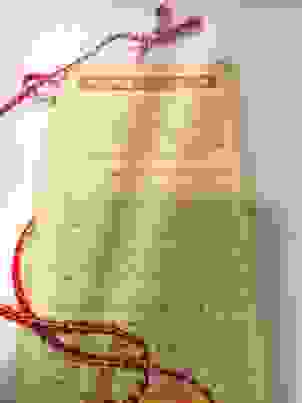 宮廟的香火袋是台灣民間最常見的護身符也用來分火供奉。 保安宮祈福袋內娤保生大帝平安符，用藍綠金紅黃的五色線串起。  在傳統信仰中符令具有溝通神鬼的功能，平安符可以護身。五色線分別代表金木水火土五方的力量。可以趨吉避凶。祈福保平安喔。