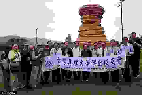 真理大學傑出校友會參訪中國砂輪。（圖：真理大學提供）