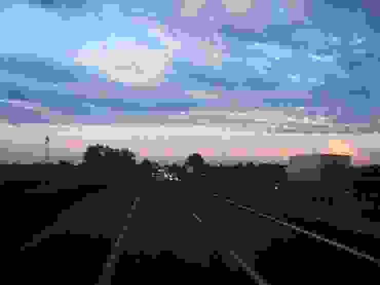 短暫的夕陽金黃色消失後，眼前的天色轉成這樣。攝於2007年8月，前進義大利的高速公路途中。