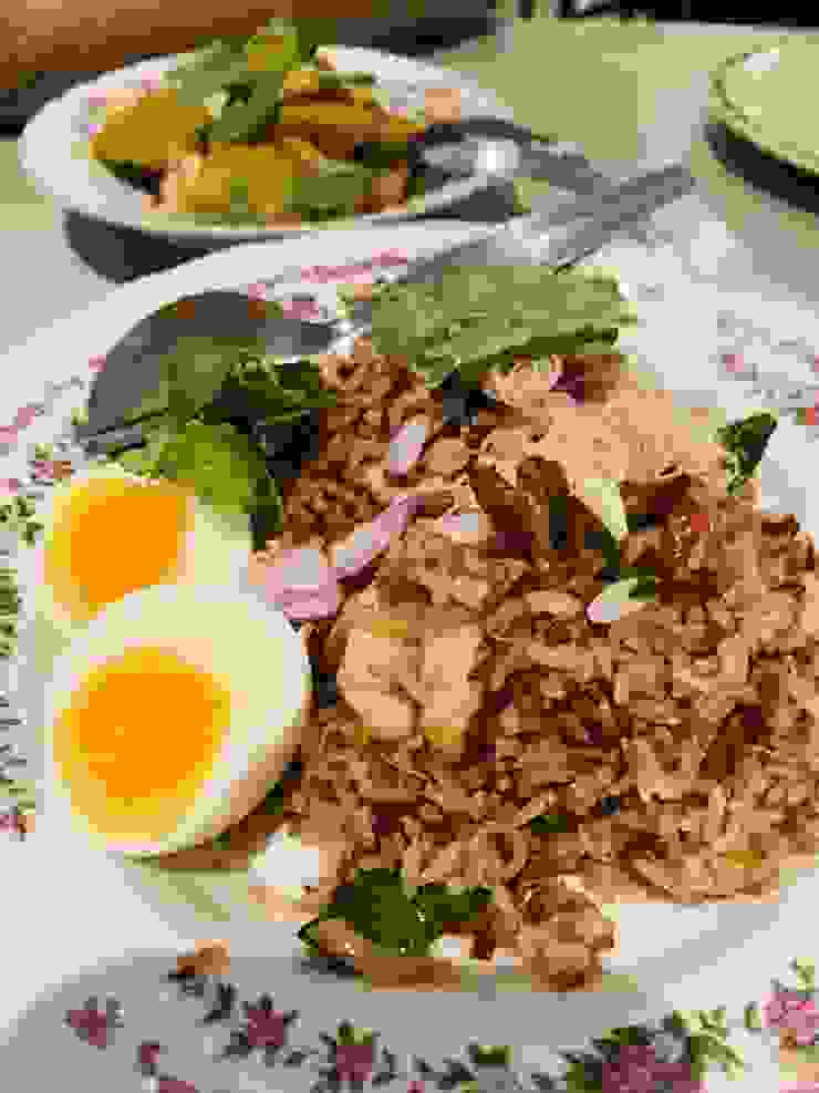 蝦仁炒飯，蝦子好幾隻，飯夠鹹，很好吃，泰國的飯有的會給一顆白煮蛋，搭配鹹鹹的炒飯，很好吃。